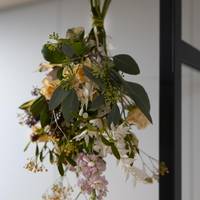Gypsophila - Rosa (Polyantha Grp) - Skimmia - Matthiola incana - Ruscus
