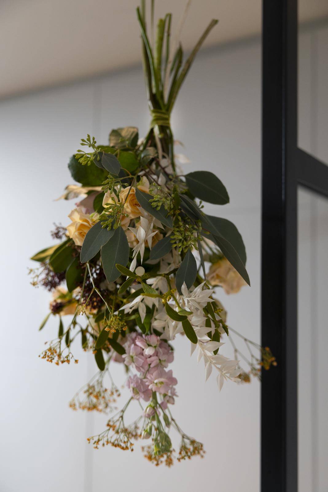 Gypsophila - Rosa (Polyantha Grp) - Skimmia - Matthiola incana - Ruscus_thumbnail