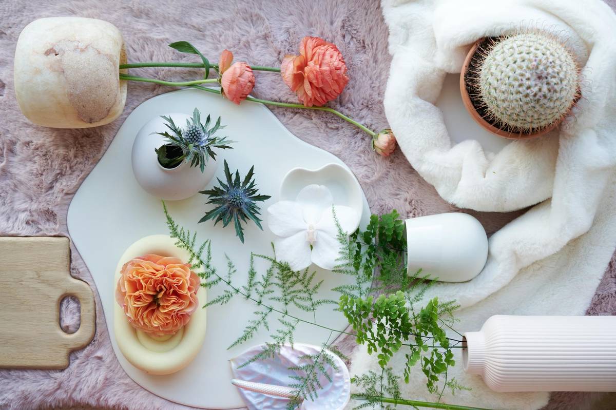 Ranunculus - Anthurium (Andreanum Grp) - Asparagus setaceus - Rosa (spray) - Eryngium_thumbnail