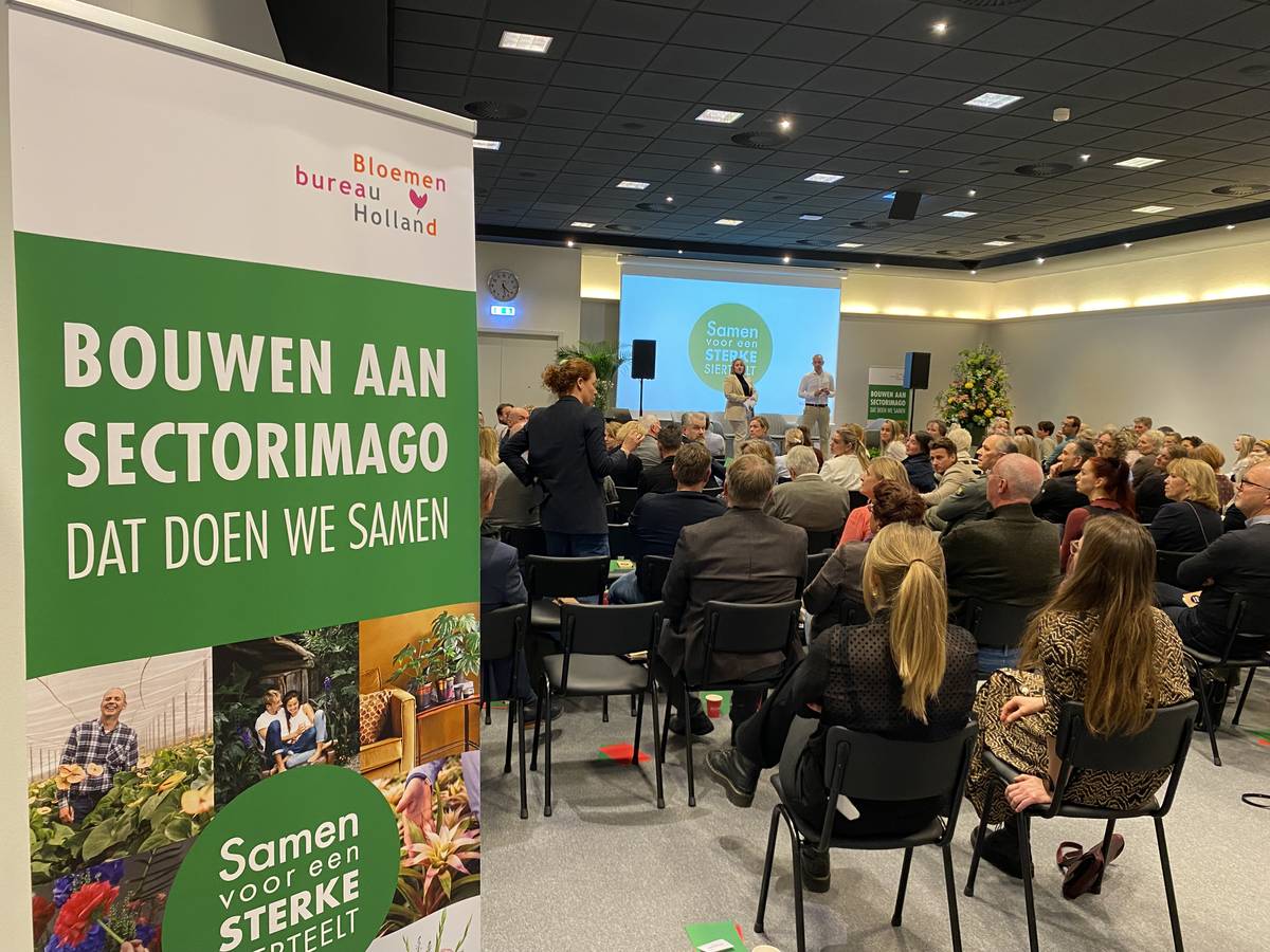 Zaal met mensen bekijken presentatie