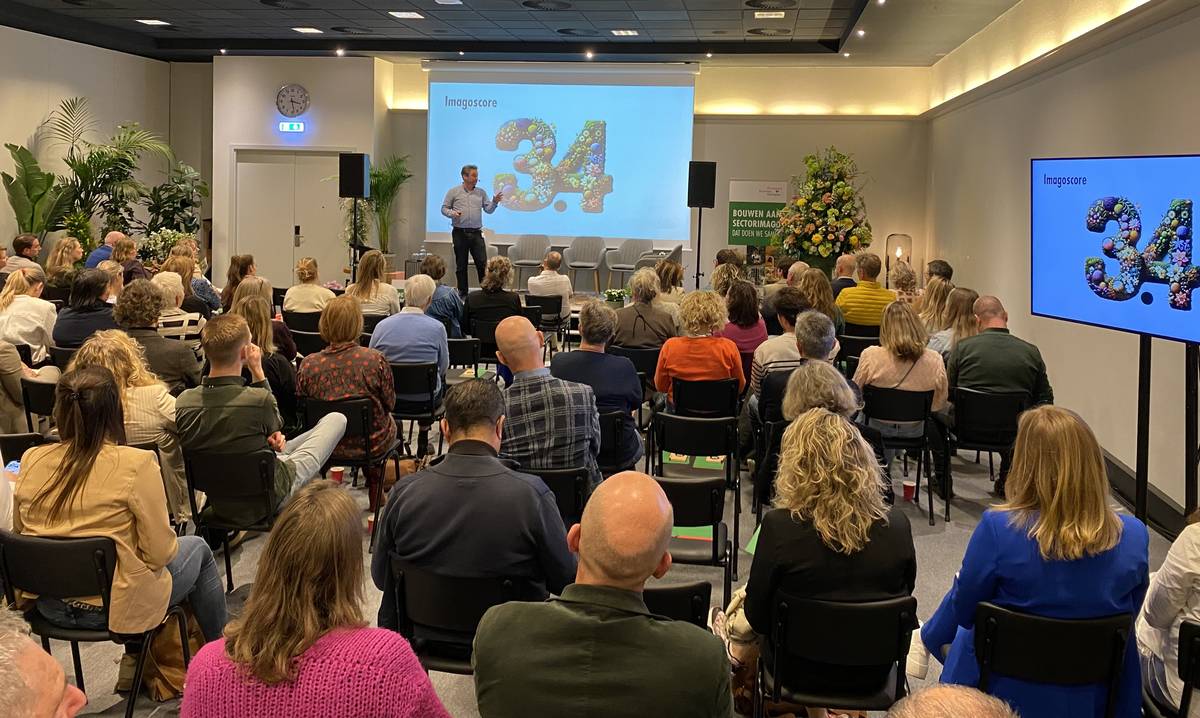 Zaal met mensen bekijken presentatie