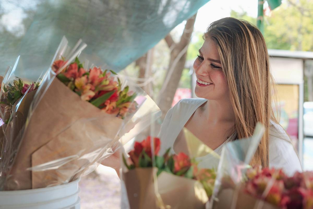 Vrouw koopt bloemen