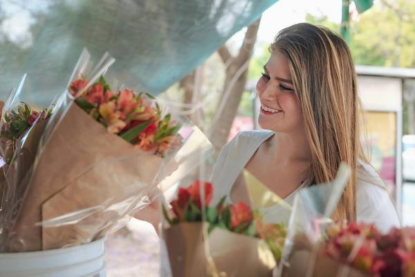 Vrouw koopt bloemen